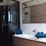 בית נופש Maison 4 Chbs Avec Jacuzzi, Au Pied De La Piste Cyclable לאקאנו